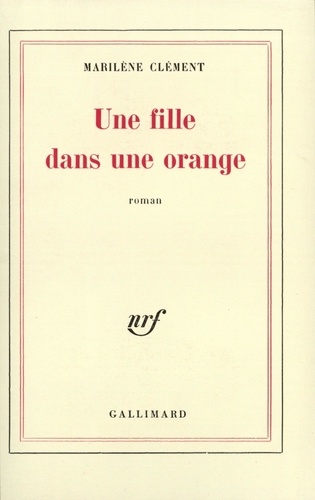 Une fille dans une orange