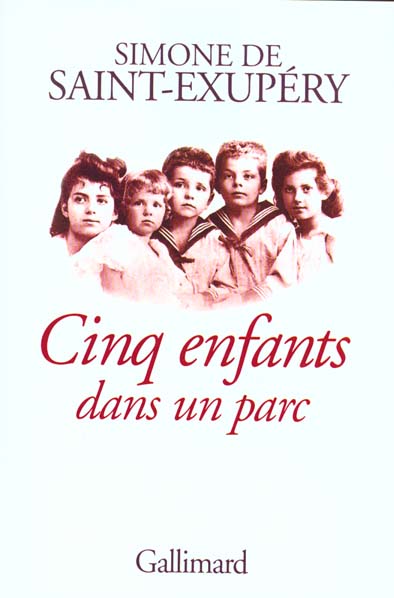 Cinq enfants dans un parc