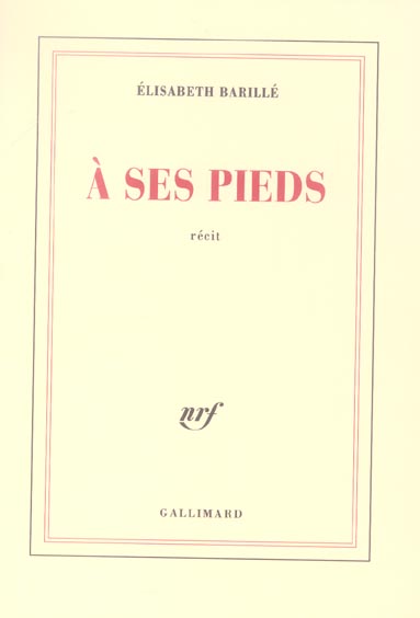 A ses pieds