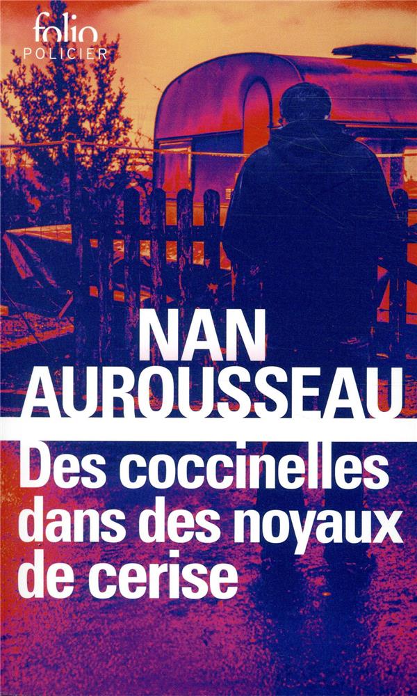 Des coccinelles dans des noyaux de cerise
