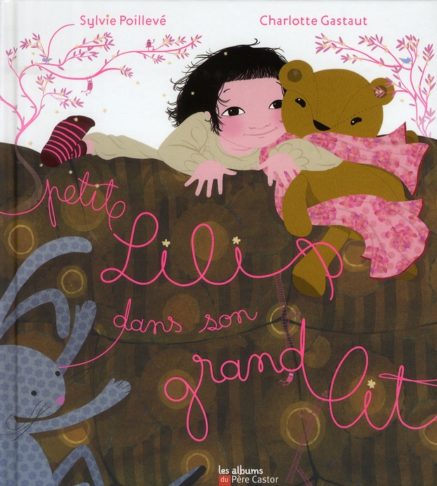 Petite Lili dans son grand lit