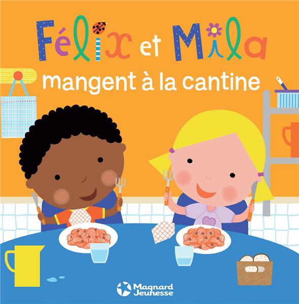Félix et Mila mangent à la cantine