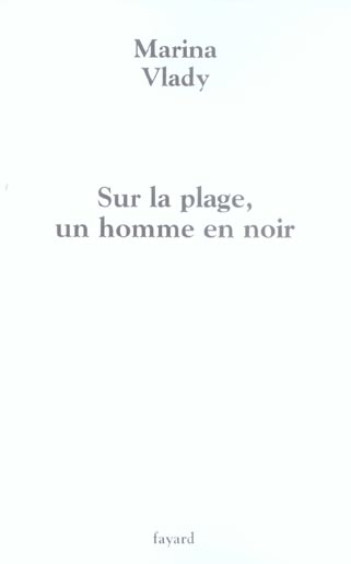 Sur la plage, un homme en noir