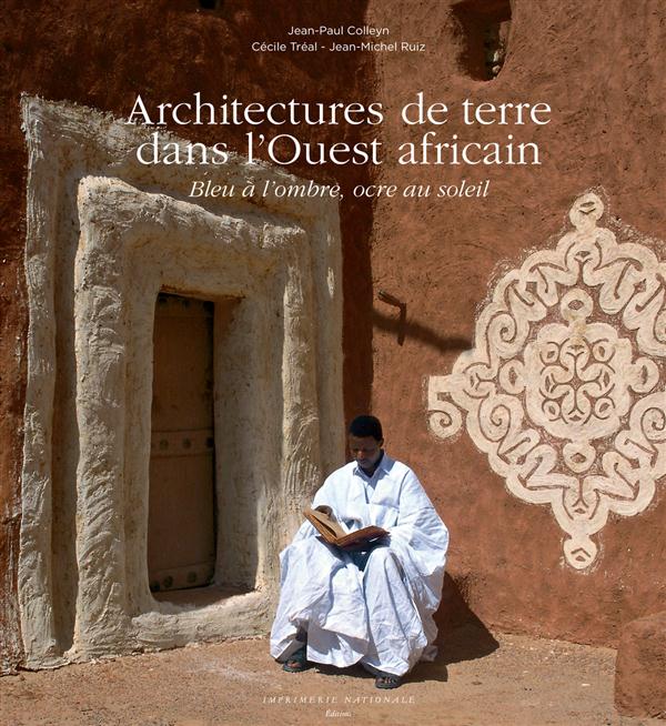 Architectures de terre dans l'Ouest africain. Bleu à l'ombre, ocre au soleil