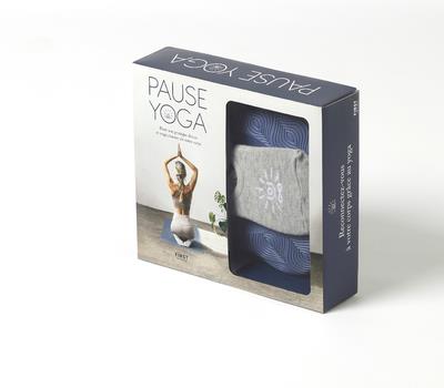 Pause Yoga. Avec deux pads, une paire de chaussettes et un livre