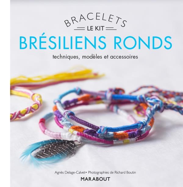 Bracelets brésiliens ronds. Avec 20 mètres de fils de coton, 1 plume, 1 charm et un livret