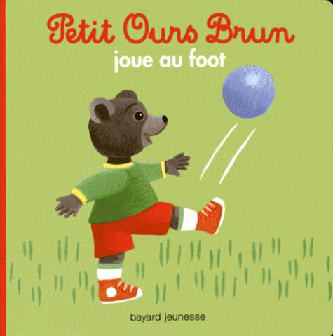 Petit Ours Brun joue au foot