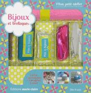 Bijoux et breloques. Avec perles de rocaille, pâte à modeler, 1 fermoir de collier, 2 clous pour bij