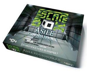 Escape box Asile psychiatrique. Contient : 3 livrets, 131 cartes, 1 bande-son de 60 minutes, 1 poste