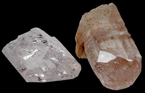 DANBURITE CRISTAL GEMME - LA PIECE DE 4 A 5 GR.