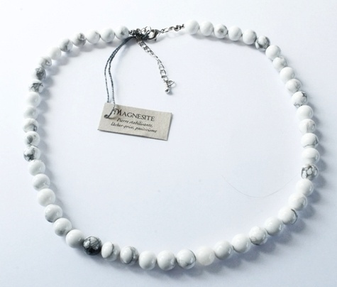 COLLIER MAGNESITE PERLES RONDES 6 MM