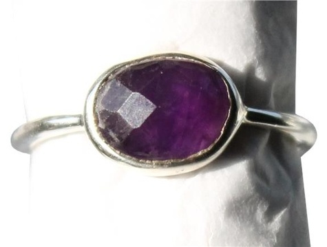 BAGUE JONC ARGENT AVEC PIERRE FACETTEE SERTIE AMETHYSTE - T58