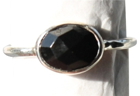 BAGUE JONC ARGENT AVEC PIERRE FACETTEE SERTIE ONYX - T58