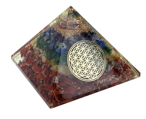 PYRAMIDE ORGONITE 7 CHAKRAS AVEC SYMBOLE FLEUR DE VIE METAL DORE