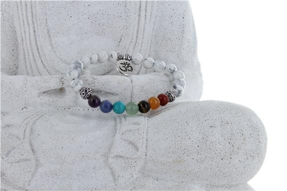 BRACELET 7 CHAKRAS HOWLITE PERLES RONDES 8 MM BRELOQUE OM