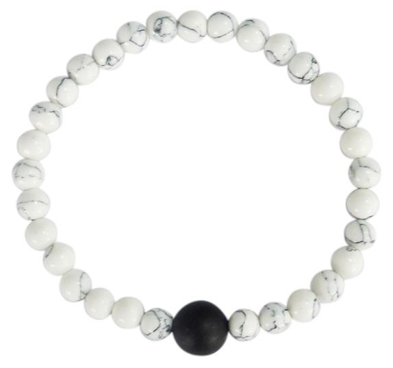 BRACELET HOWLITE BLANCHE PERLES RONDES 6 MM ET PERLE UNIQUE ONYX NOIR 1 CM