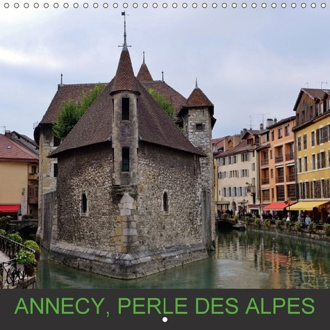 ANNECY BORDEE PAR SON LAC ET E