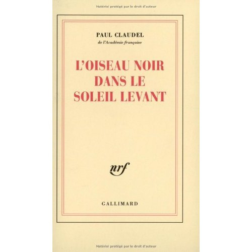 L'oiseau noir dans le soleil levant