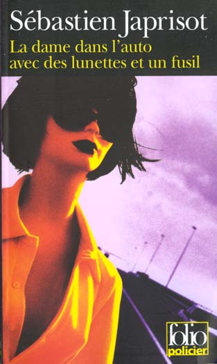 La dame dans l'auto avec des lunettes et un fusil