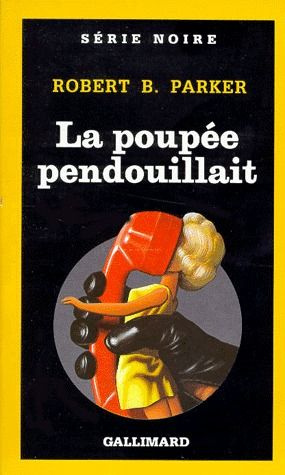 La poupée pendouillait