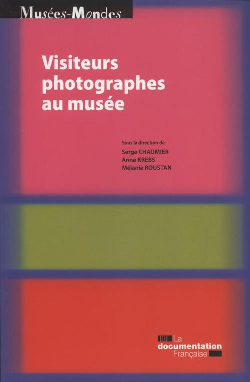 Visiteurs photographes au musée