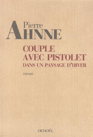 Couple avec pistolet dans un paysage d'hiver