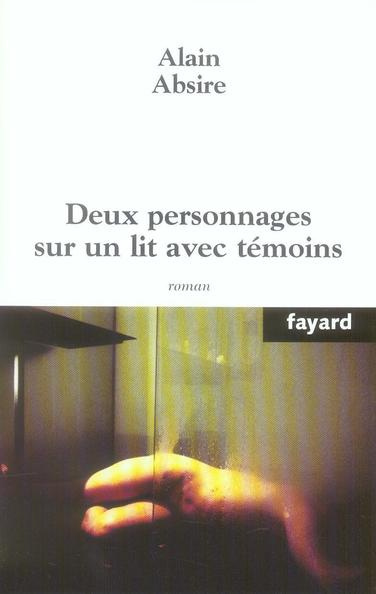 Deux personnages sur un lit avec témoins
