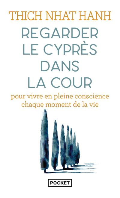 Regarder le cyprès dans la cour. Pour vivre en pleine conscience chaque moment de la vie