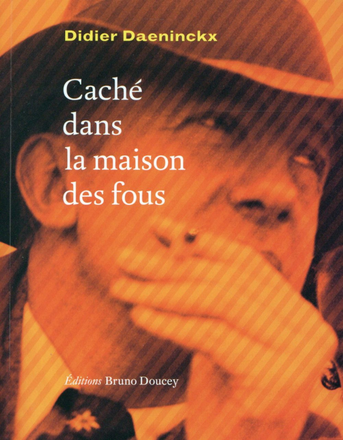 Caché dans la maison des fous