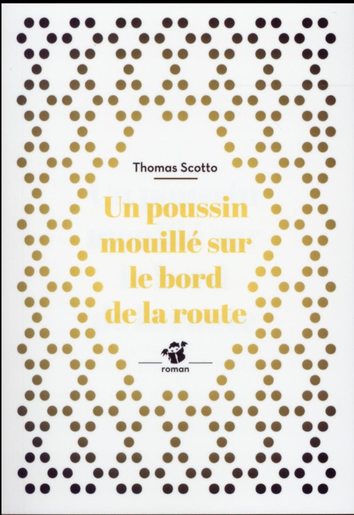 Un poussin mouillé au bord de la route