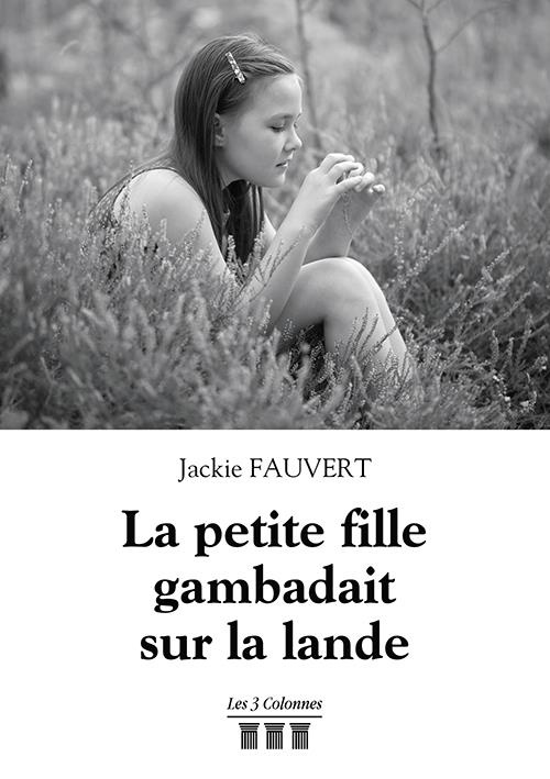 La petite fille gambadait sur la lande