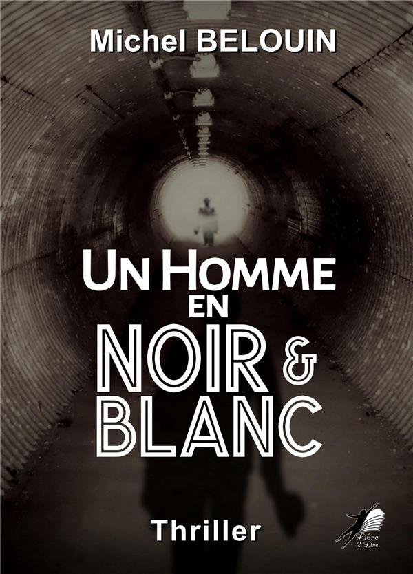 Un homme en noir et blanc