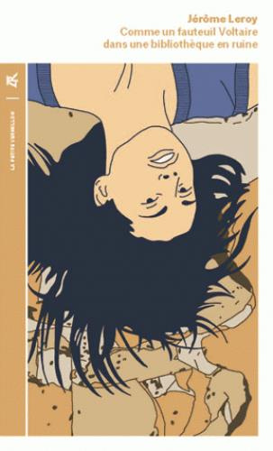 Comme un fauteuil Voltaire dans une bibliothèque en ruine