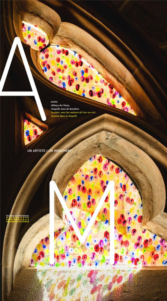 Sarkis à Cluny. La pluie, avec les couleurs de l'arc-en-ciel, résonne dans la chapelle