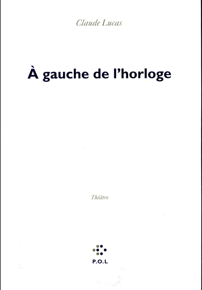 A gauche de l'horloge