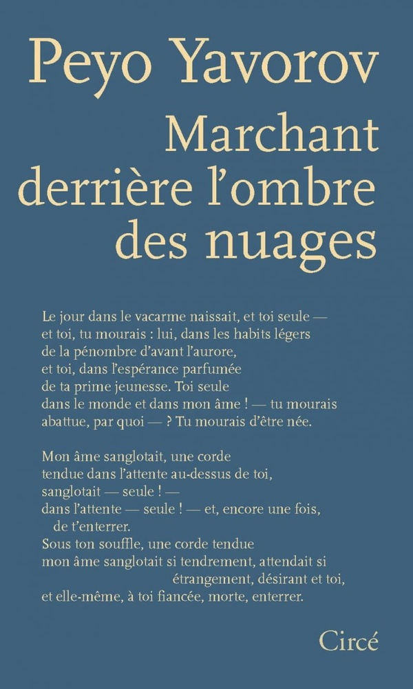 Marchant derrière l'ombre des nuages