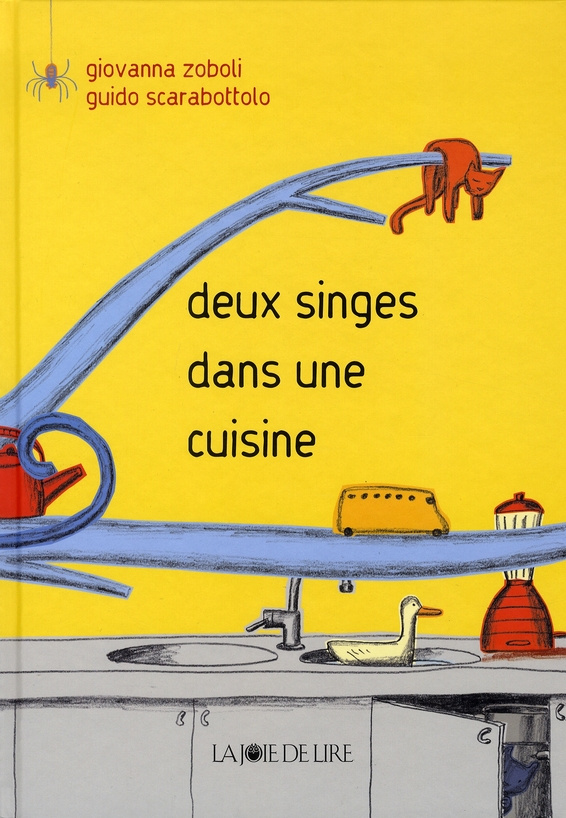 Deux singes dans une cuisine