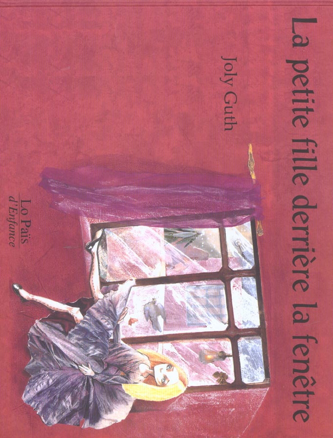 La petite fille derrière la fenêtre