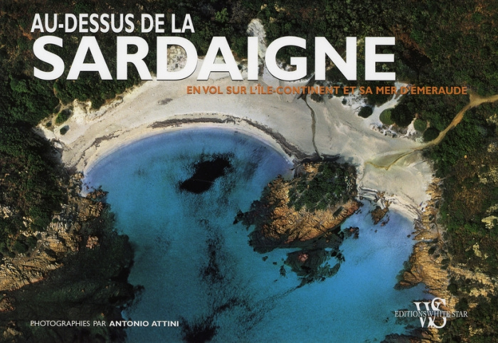 Au-dessus de la Sardaigne. En vol sur l'île-continent et sa mer d'émeraude