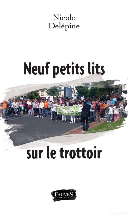 Neuf petits lits sur le trottoir
