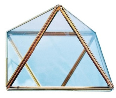 PYRAMIDE EN METAL DORE ET VERRE