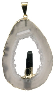 PENDENTIF DORE - GEODE D' AGATE AVEC POINTE TOURMALINE NOIRE