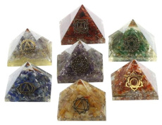 ENSEMBLE DE 7 PYRAMIDES ORGONITE CHAKRAS