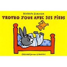 Trotro joue avec ses pieds - Guettier Bénédicte