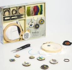 Coffret L'atelier miniature les broderies bijoux. Le livre Les broderies miniatures avec 1 tambour, - EMBRODE_MOI