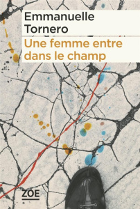 Une femme entre dans le champ - Tornero Emmanuelle