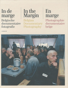 EN MARGE, PHOTOGRAPHIE DOCUMENTAIRE BELGE. EDITION NEERLANDAIS-ANGLAIS-FRANCAIS - Allegaert Patrick ; Dejonghe Kaat ; Hee Lamot Yoon