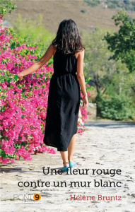 UNE FLEUR ROUGE CONTRE UN MUR BLANC - BRUNTZ HELENE