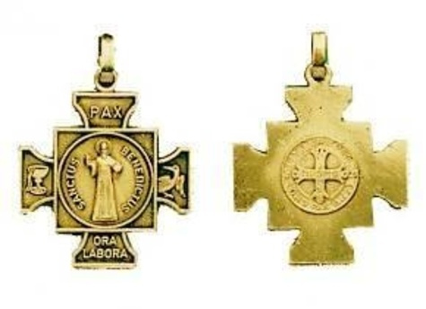 Emprunter CROIX DE SAINT BENOIT - GRAVEE RECTO/VERSO DOREE livre