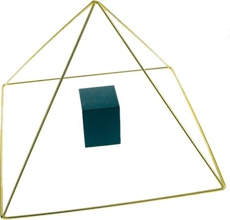 Emprunter PYRAMIDE LAITON AVEC CHAMBRE BOIS livre